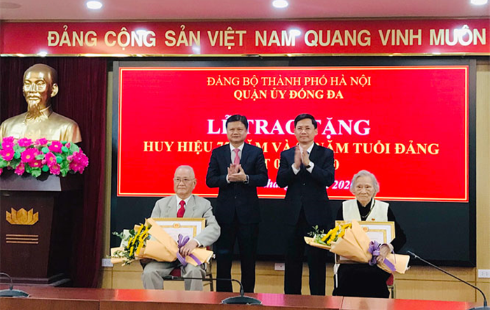 Trưởng Ban Tổ chức Thành uỷ trao Huy hiệu Đảng đợt 07-11 cho đảng viên quận Đống Đa
