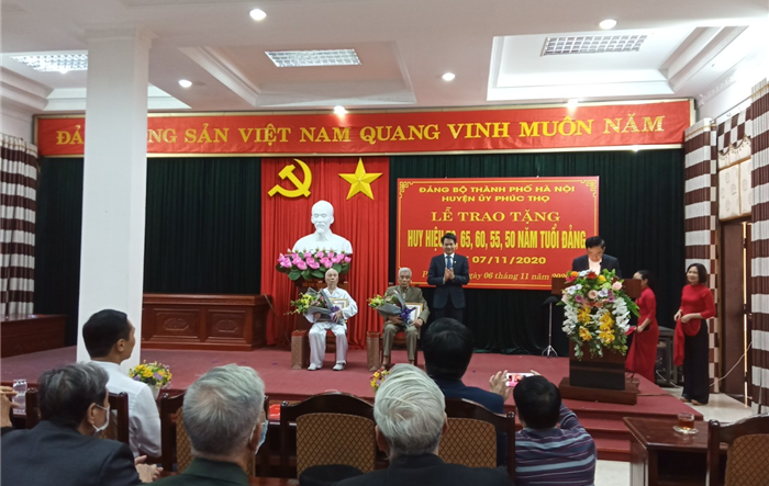 Trưởng ban Nội chính Thành uỷ Nguyễn Quang Đức trao Huy hiệu Đảng tại huyện Phúc Thọ