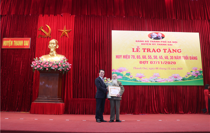 Chủ nhiệm Uỷ ban Kiểm tra Thành uỷ trao Huy hiệu Đảng tại huyện Thanh Oai