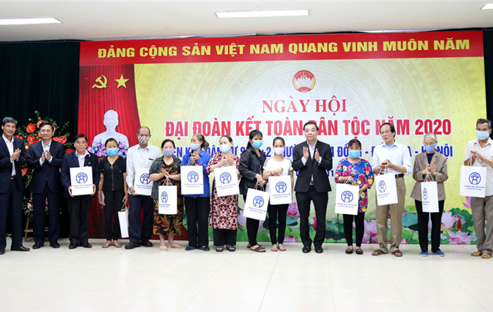 Chủ tịch UBND thành phố Hà Nội Chu Ngọc Anh dự Ngày hội Đại đoàn kết toàn dân tộc tại quận Đống Đa