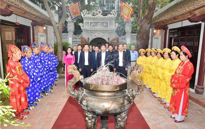 Phó Chủ tịch UBND Thành phố Dương Đức Tuấn dâng hương tưởng niệm 700 năm Ngày giỗ Thượng tướng quân Phạm Ngũ Lão