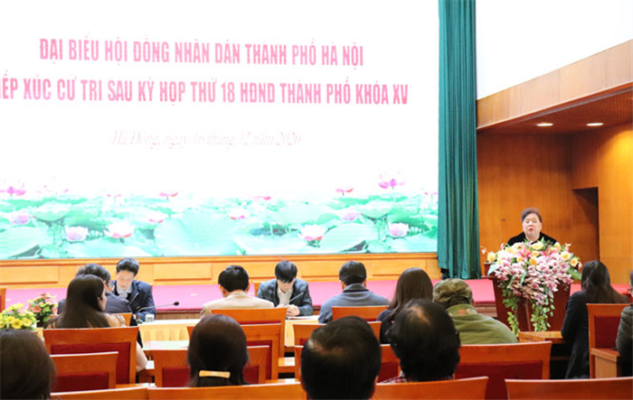 Đồng chí Nguyễn Thị Bích Ngọc tiếp xúc cử tri tại quận Hà Đông