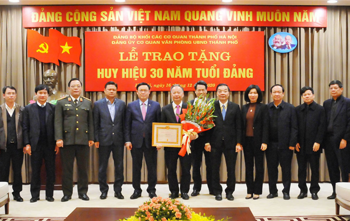 Đồng chí Nguyễn Văn Sửu nhận Huy hiệu 30 năm tuổi Đảng  