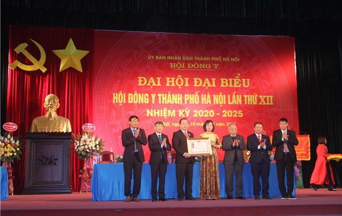 Hội Đông y thành phố Hà Nội đón nhận Huân chương Lao động hạng Nhất