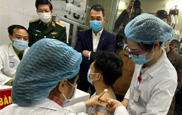 Ba người đầu tiên đã được tiêm thử nghiệm vắc xin phòng Covid-19 ''made in Vietnam''