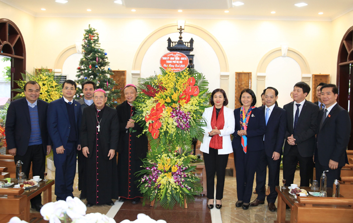 Phó Bí thư Thường trực Thành ủy Nguyễn Thị Tuyến thăm, chúc mừng Giáng sinh Tòa Giám mục Hưng Hóa