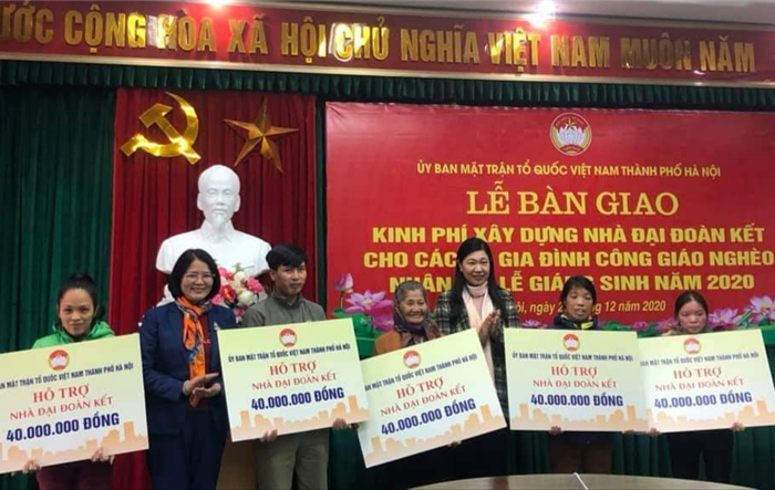Bàn giao kinh phí xây nhà đại đoàn kết cho các gia đình công giáo nghèo ở huyện Thường Tín và Chương Mỹ