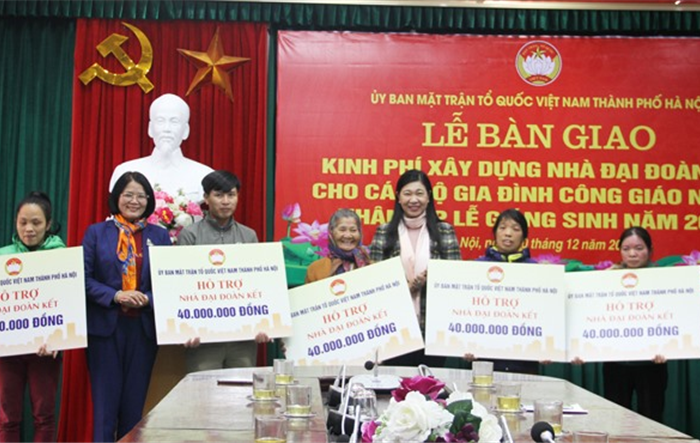 Ủy ban MTTQ Việt Nam thành phố Hà Nội trao tặng kinh phí xây dựng nhà đại đoàn kết cho các hộ gia đình công giáo nghèo