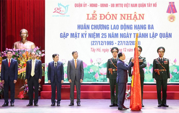 Quận Tây Hồ đón nhận Huân chương Lao động hạng Ba