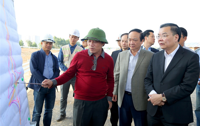Chủ tịch UBND thành phố Hà Nội Chu Ngọc Anh kiểm tra tiến độ thi công nút giao Vành đai 3 với cao tốc Hà Nội - Hải Phòng