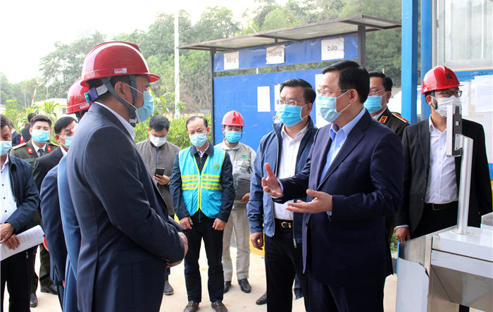 Đồng chí Vương Đình Huệ kiểm tra việc giải quyết kiến nghị của người dân tại Khu xử lý chất thải Sóc Sơn