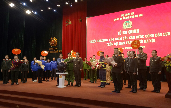 Công an Hà Nội ra quân triển khai đợt cao điểm cấp căn cước công dân lưu động