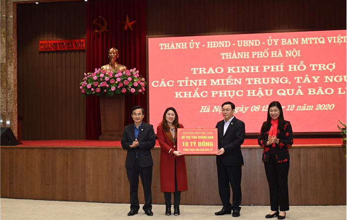 Thành phố Hà Nội trao 91 tỷ đồng hỗ trợ đồng bào miền Trung, Tây Nguyên khắc phục hậu quả mưa lũ