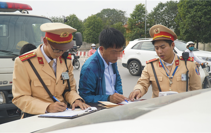 Dán thông báo phạt ''nguội'' với lái xe ô tô vi phạm lỗi dừng, đỗ từ ngày 15/12/2020