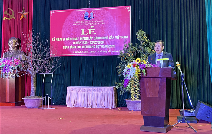 Phó Bí thư Thường trực Huyện ủy Sóc Sơn trao Huy hiệu tại xã Thanh Xuân