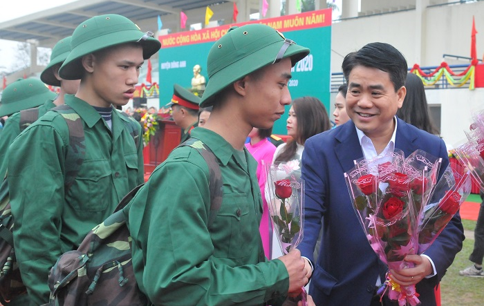 Phó Bí thư Thành ủy, Chủ tịch UBND thành phố Hà Nội Nguyễn Đức Chung động viên tân binh lên đường nhập ngũ