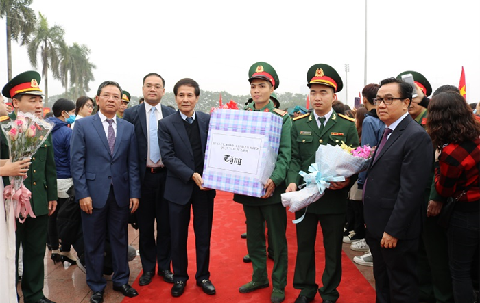 56 thanh niên Quận Nam Từ Liêm phấn khởi lên đường nhập ngũ
