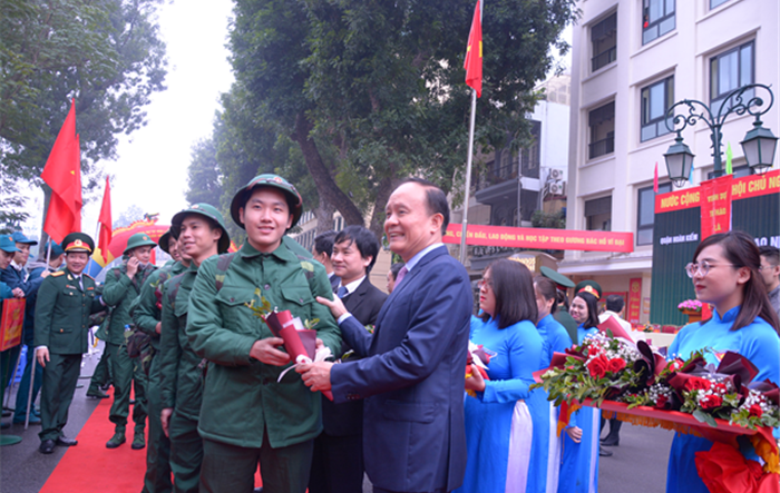 Phó Chủ tịch Thường trực HĐND Thành phố dự Lễ giao, nhận quân tại quận Hoàn Kiếm