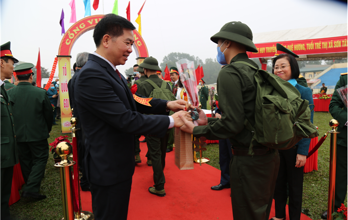 88 thanh niên thị xã Sơn Tây lên đường nhập ngũ
