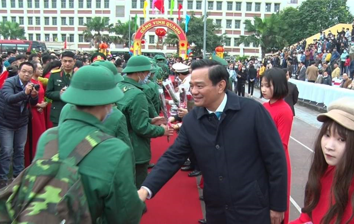 208 tân binh huyện Ba Vì phấn khởi, vững bước lên đường nhập ngũ