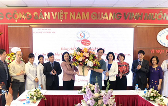 Phó Bí thư Thường trực Thành ủy Ngô Thị Thanh Hằng chúc mừng Bệnh viện Tim Hà Nội nhân ngày Thầy thuốc Việt Nam 27/2