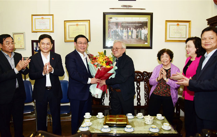 Bí thư Thành ủy Hà Nội Vương Đình Huệ thăm, chúc mừng hai giáo sư y khoa là Công dân Thủ đô ưu tú   
