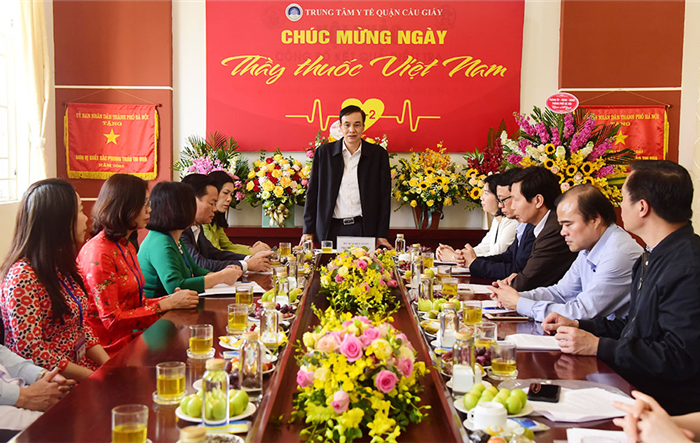 Phó Bí thư Thành ủy Hà Nội Đào Đức Toàn thăm, chúc mừng nhân viên Trung tâm Y tế quận Cầu Giấy