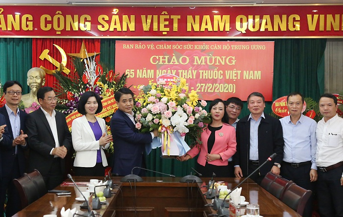 Lãnh đạo UBND thành phố Hà Nội chúc mừng y, bác sỹ nhân Ngày Thầy thuốc Việt Nam