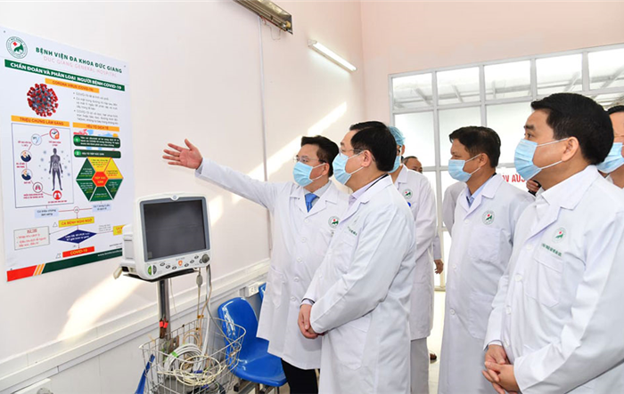 Bí thư Thành ủy Vương Đình Huệ kiểm tra công tác phòng, chống dịch Covid-19 và chúc mừng các y, bác sĩ