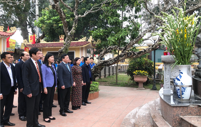 Dâng hương tưởng nhớ đồng chí Đỗ Ngọc Du  - Bí thư Thành ủy Hà Nội đầu tiên
