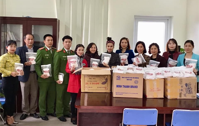 Người phụ nữ sản xuất hơn 10 nghìn khẩu trang vải kháng khuẩn tặng cho người dân