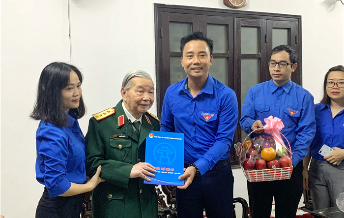 Tuổi trẻ Thủ đô thăm hỏi, tặng quà các đồng chí nguyên lãnh đạo Thành phố các thời kỳ