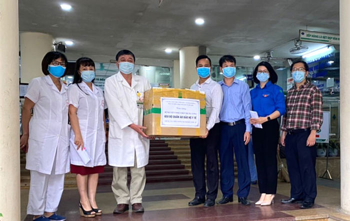 Ban Tuyên giáo Thành ủy tặng Bệnh viện  Bệnh nhiệt đới trung ương 650 bộ đồ bảo hộ