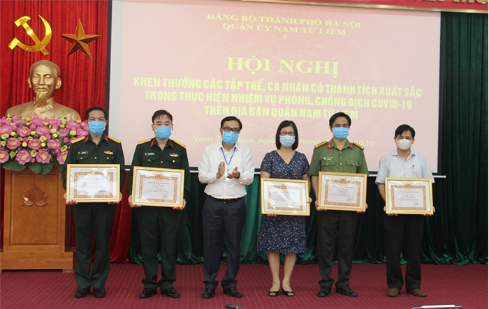 Quận ủy Nam Từ Liêm khen thưởng đột xuất các tập thể, cá nhân có thành tích trong phòng, chống dịch Covid-19