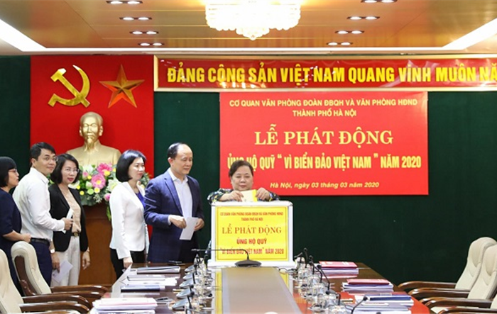 Cán bộ, công chức Hà Nội ủng hộ Quỹ  “Vì biển, đảo Việt Nam”