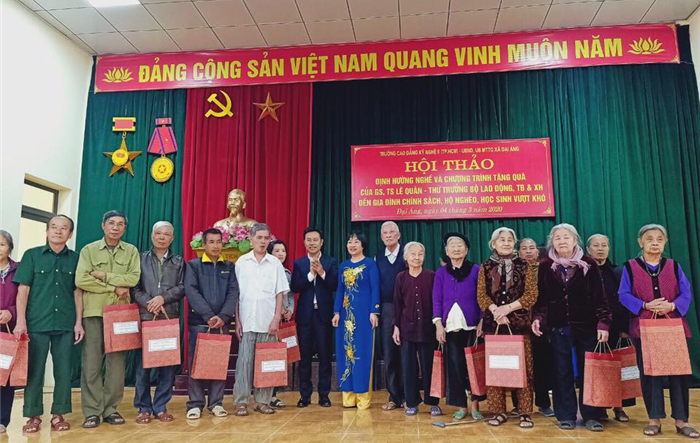 Thứ trưởng Bộ Lao động Thương binh và Xã hội Lê Quân tặng quà cho đối tượng chính sách xã Đại Áng