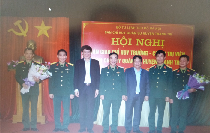 Bàn giao nhiệm vụ Chỉ huy trưởng Ban Chỉ huy Quân sự huyện Thanh Trì