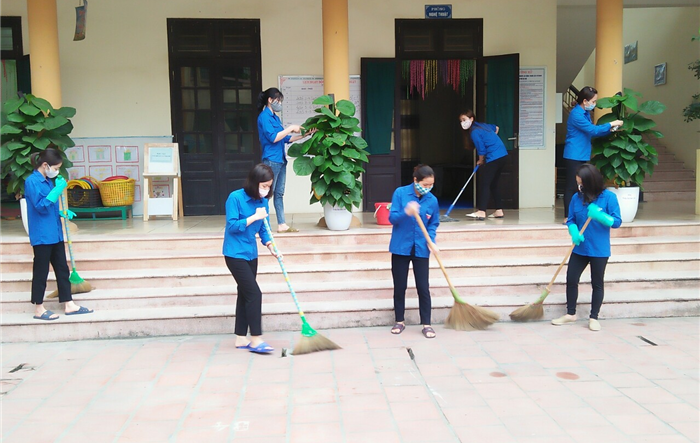 Tuổi trẻ Thủ đô ra quân vệ sinh môi trường chào mừng 90 năm Ngày thành lập Đảng bộ Thành phố