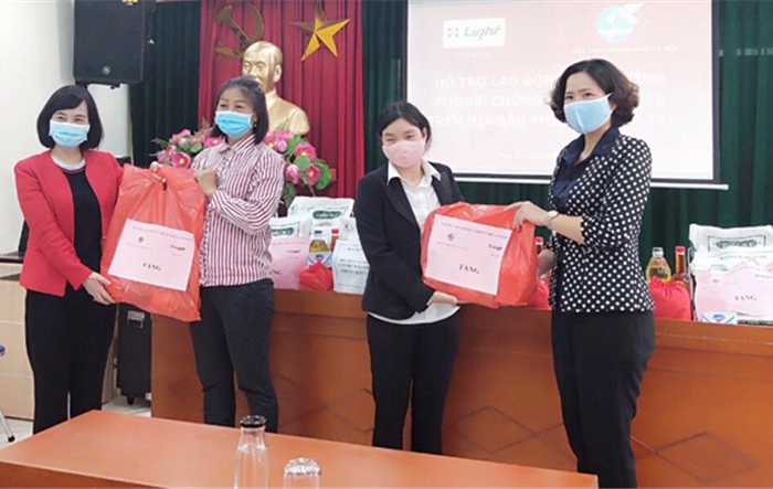 Hội Liên hiệp phụ nữ Hà Nội: Trao 350 suất quà cho nữ lao động nhập cư