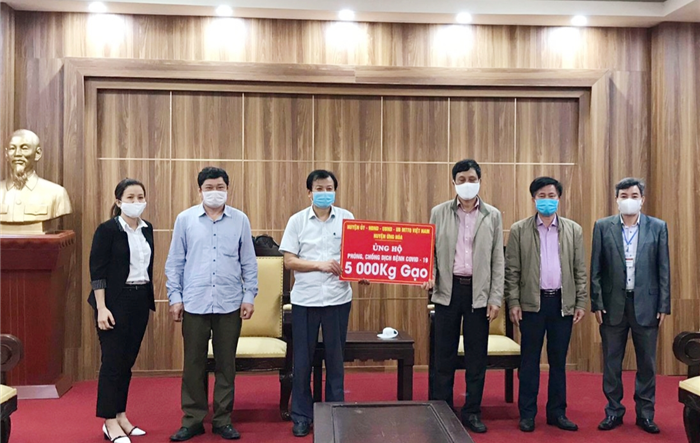 Huyện Ứng Hòa hỗ trợ người dân thôn Hạ Lôi, huyện Mê Linh chống, dịch Covid-19