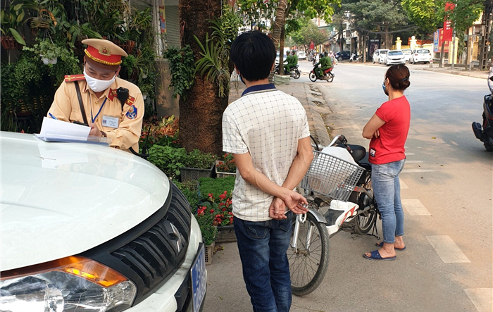 Huyện Thường Tín xử phạt 109 trường hợp ra đường không đeo khẩu trang 