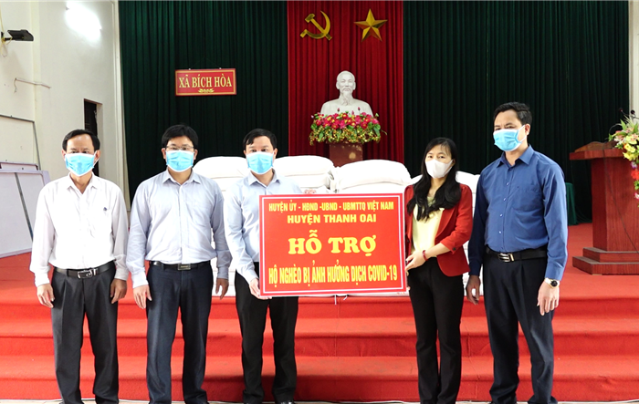 Huyện Thanh Oai hỗ trợ gần 16 tấn gạo cho hộ nghèo trong đợt cách ly toàn xã hội