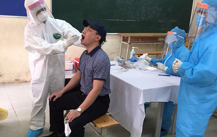 Test nhanh những trường hợp có liên quan đến BN 243 trên địa bàn quận Tây Hồ