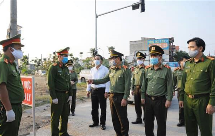 Thực hiện nhiệm vụ "kép" vừa đảm bảo trật tự an toàn xã hội, vừa tham gia phòng, chống dịch Covid-19 