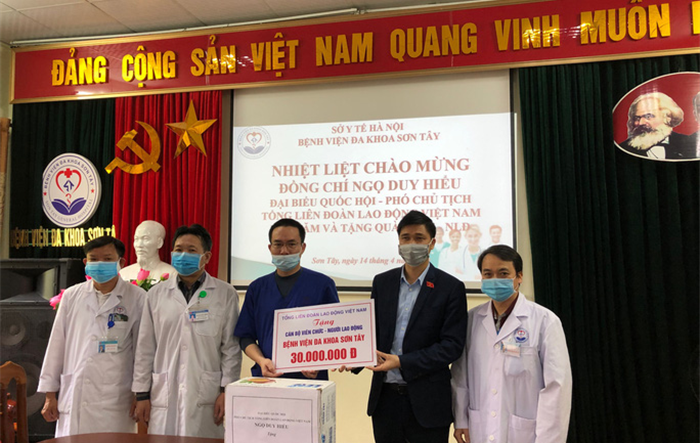 Phó Chủ tịch Tổng LĐLĐ Việt Nam Ngọ Duy Hiểu tặng quà ủng hộ chống dịch Covid-19 tại thị xã Sơn Tây