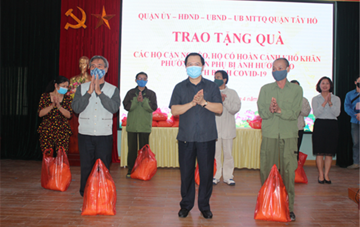 Quận Tây Hồ trao trợ cấp cho các gia đình có hoàn cảnh khó khăn bị ảnh hưởng do dịch Covid-19