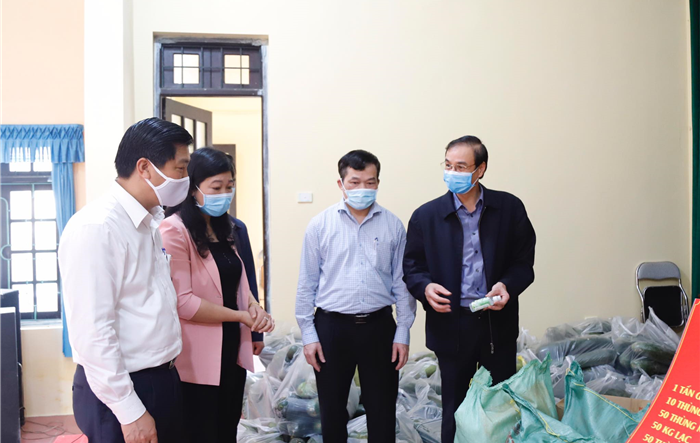 Phó Bí thư Thành ủy Đào Đức Toàn thăm, tặng quà, động viên nhân dân khu cách ly thôn Đông Cứu, huyện Thường Tín