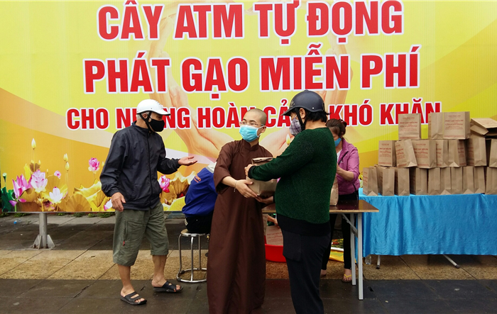 Ấm áp nghĩa tình từ cây “ATM gạo” miễn phí tại huyện Thanh Trì