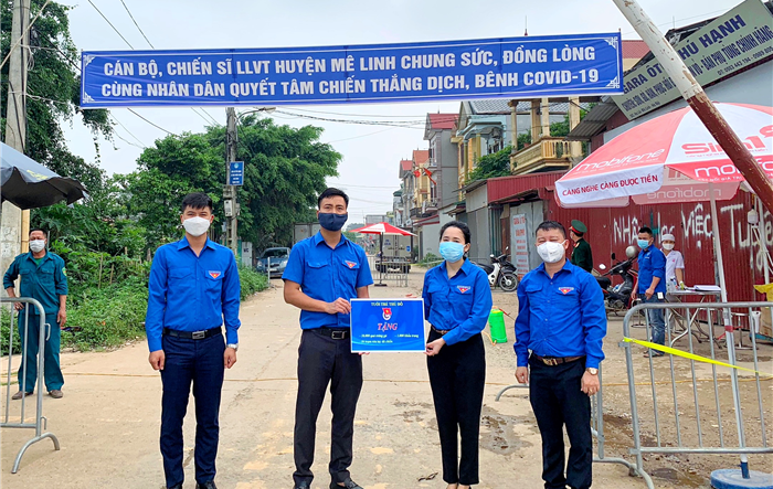 Thăm, tặng quà động viên đội tình nguyện phòng, chống dịch tại thôn Hạ Lôi