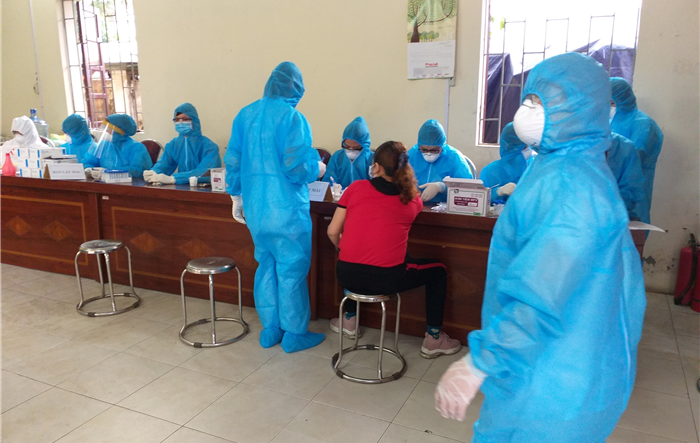 Test nhanh sàng lọc Covid-19 cho tiểu thương, người lao động tại chợ đầu mối Minh Khai